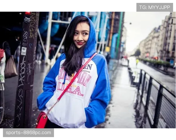 梁伟铿今天又来了，一身贵气和街头潮味撞个满怀，感觉像开秀场？