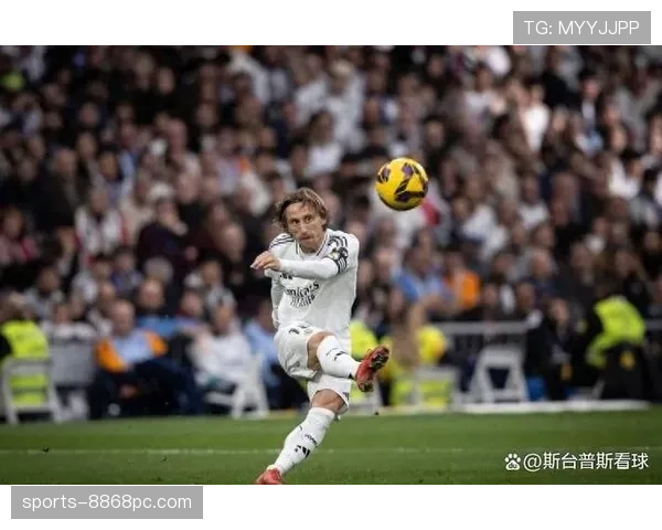 维蒂尼亚与莫德里奇中场组织及节奏控制对比分析